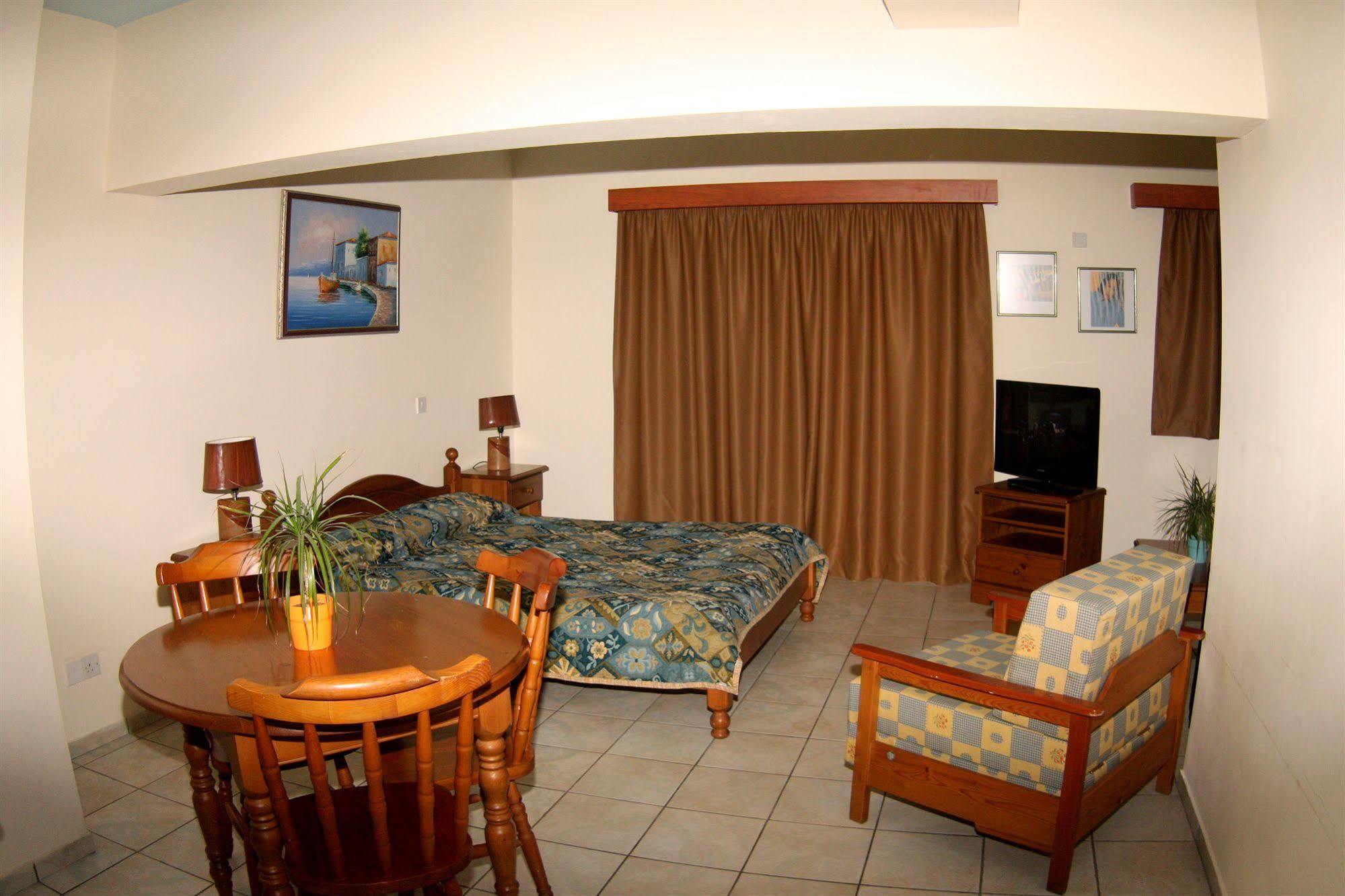Palm Sea Beach Hotel Apartments Larnaca Exterior photo