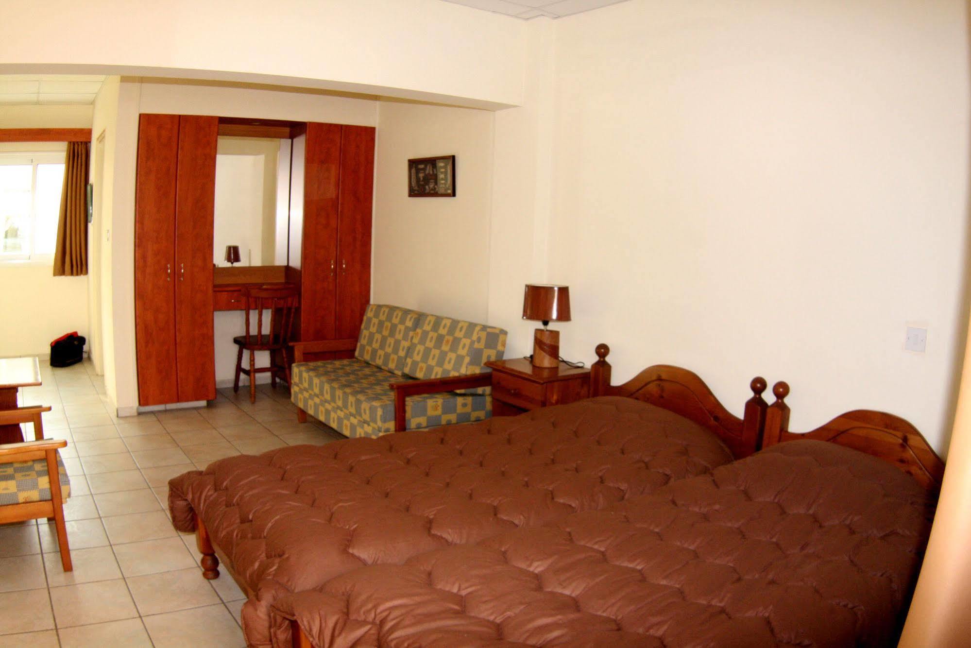 Palm Sea Beach Hotel Apartments Larnaca Exterior photo
