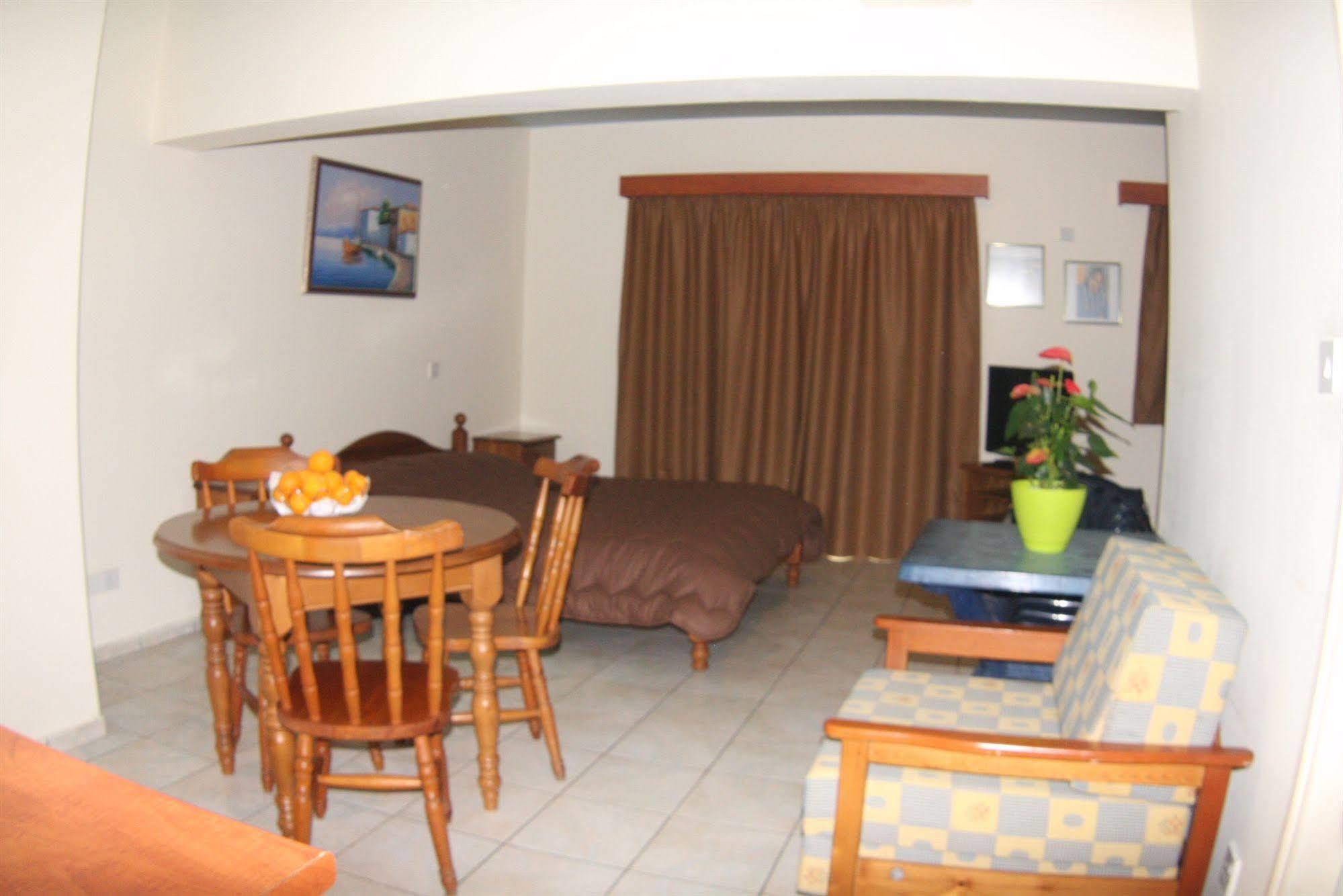 Palm Sea Beach Hotel Apartments Larnaca Exterior photo